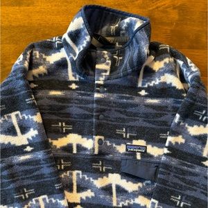 Patagonia patterned fleece pullover sweater with snap button closure